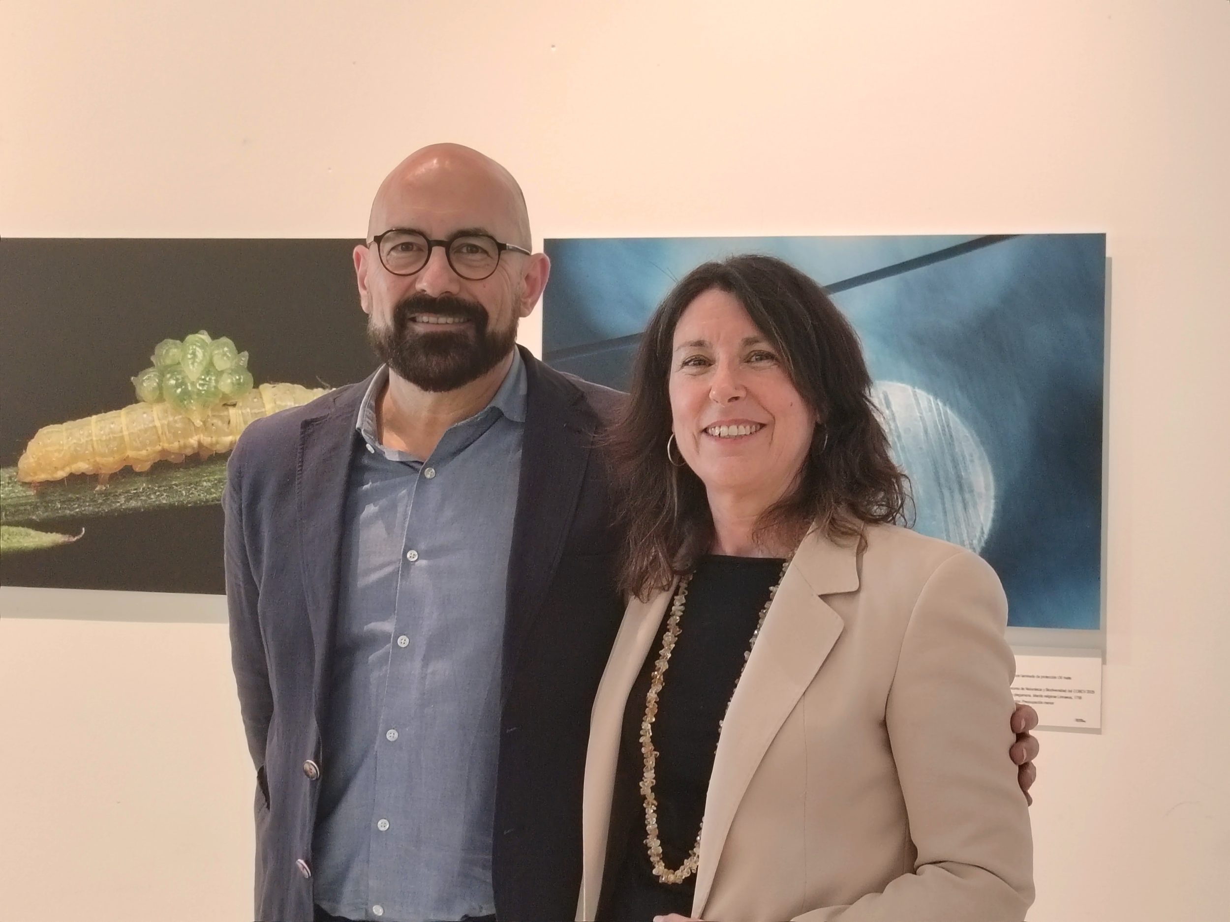María Diago y Vìctor Escuín Borrás en la inauguración de la Exposición "Naturaleza y Biodiversidad, en el COBV
